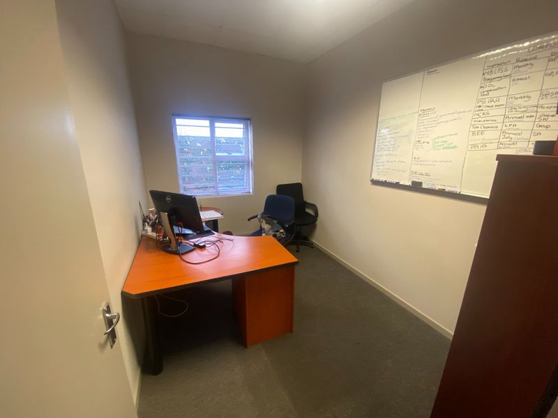 196m2 Commercial space to let  - Photo 5