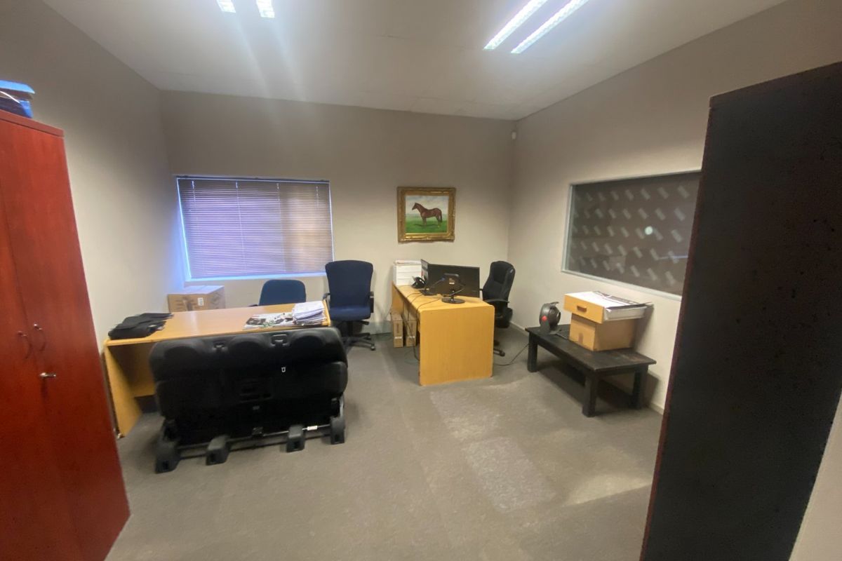 196m2 Commercial space to let  - Photo 3