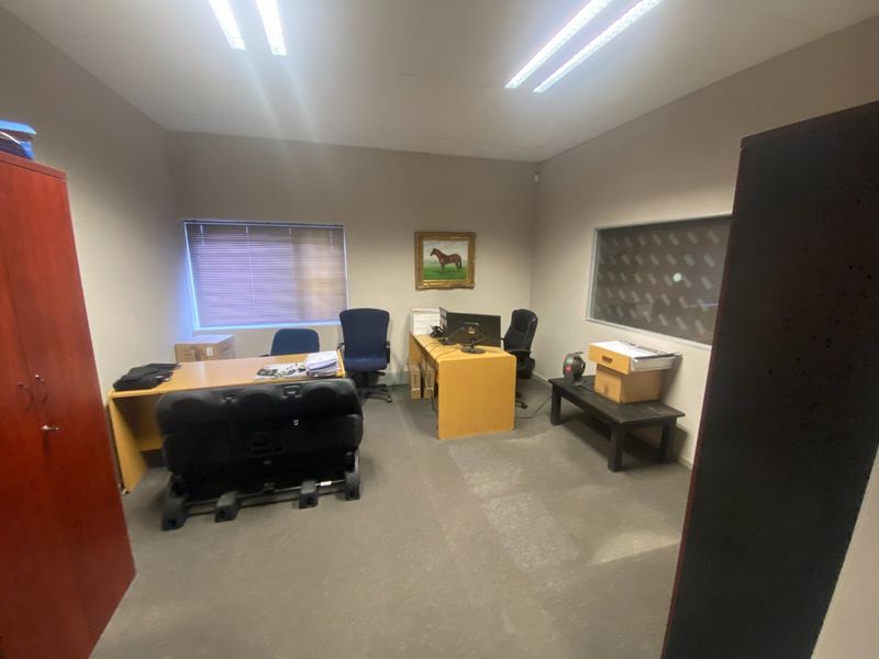 196m2 Commercial space to let  - Photo 3