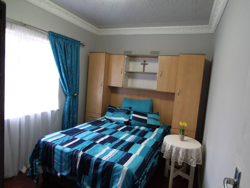 Lovely 2-Bedroom Home for Sale in Booysens Park - Photo 4