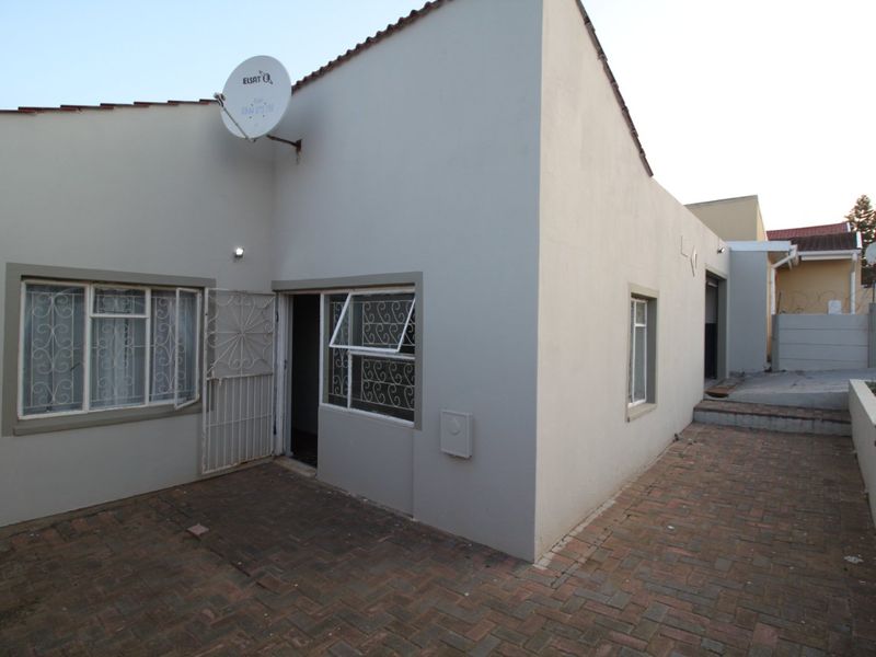 Lovely 2-Bedroom Home for Sale in Booysens Park - Photo 10