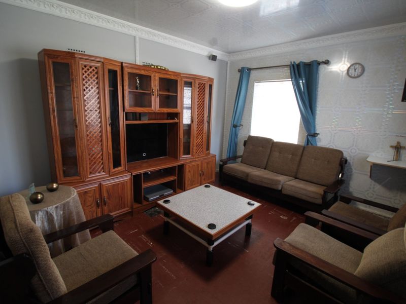 Lovely 2-Bedroom Home for Sale in Booysens Park - Photo 3