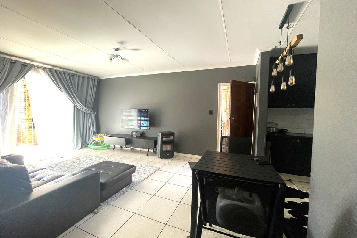 Spacious 2-Bedroom Second-Floor Flatlet for Sale in Die Hoewes - Photo 4