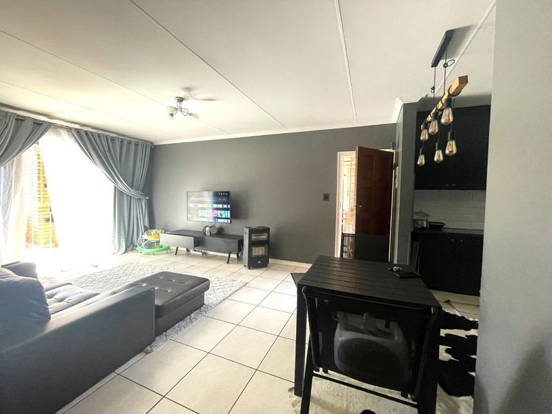 Spacious 2-Bedroom Second-Floor Flatlet for Sale in Die Hoewes - Photo 4