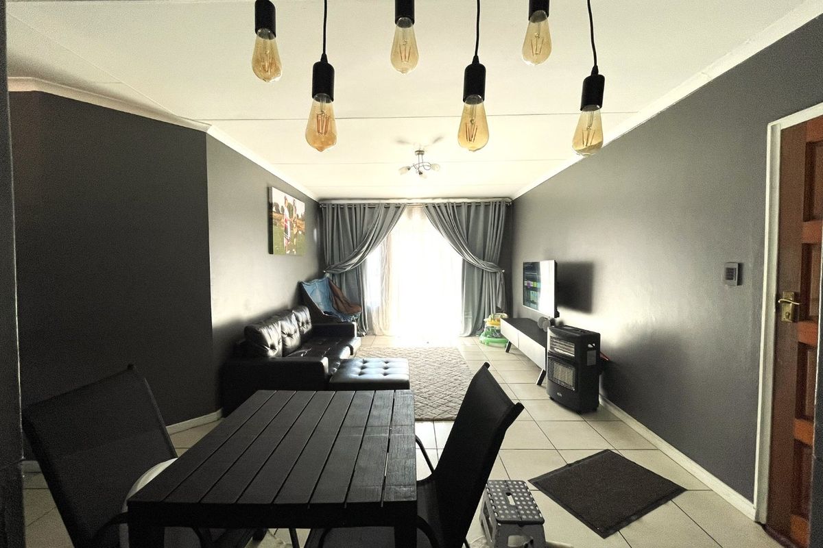 Spacious 2-Bedroom Second-Floor Flatlet for Sale in Die Hoewes - Photo 5