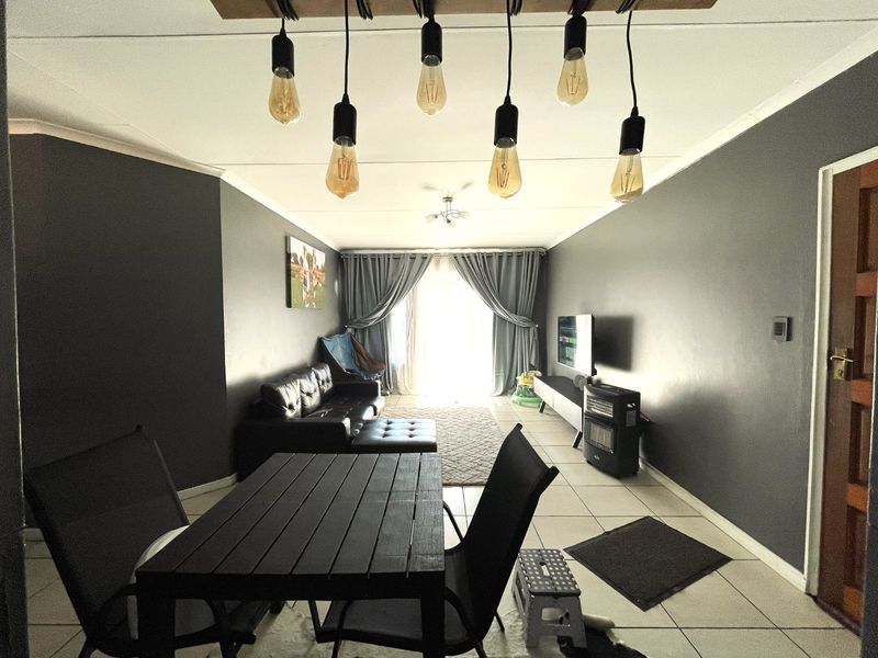 Spacious 2-Bedroom Second-Floor Flatlet for Sale in Die Hoewes - Photo 5