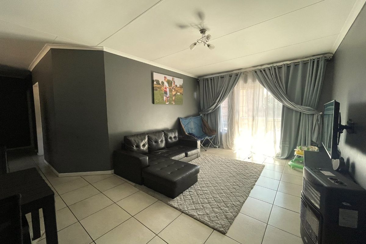Spacious 2-Bedroom Second-Floor Flatlet for Sale in Die Hoewes - Photo 2