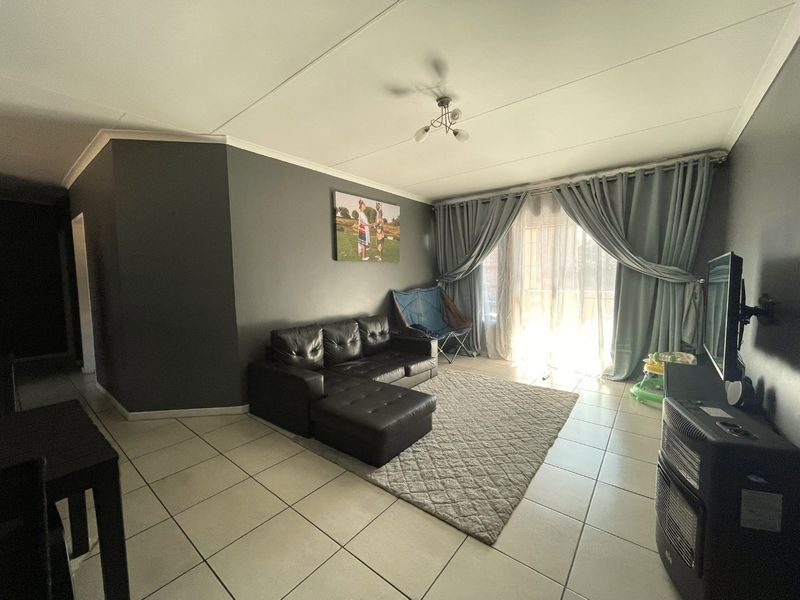 Spacious 2-Bedroom Second-Floor Flatlet for Sale in Die Hoewes - Photo 2