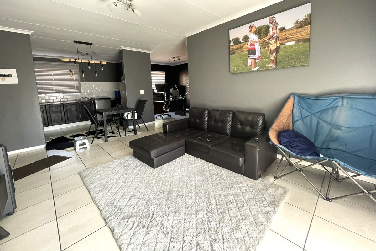 Spacious 2-Bedroom Second-Floor Flatlet for Sale in Die Hoewes - Photo 3