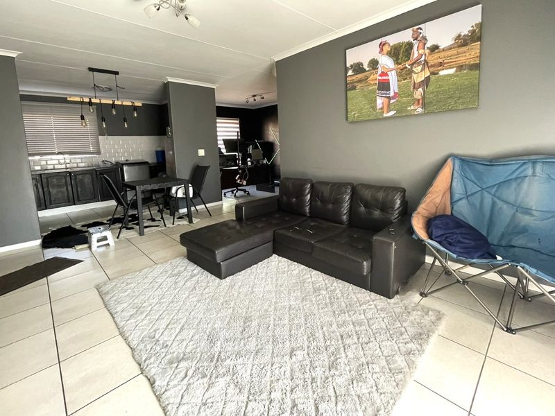 Spacious 2-Bedroom Second-Floor Flatlet for Sale in Die Hoewes - Photo 3