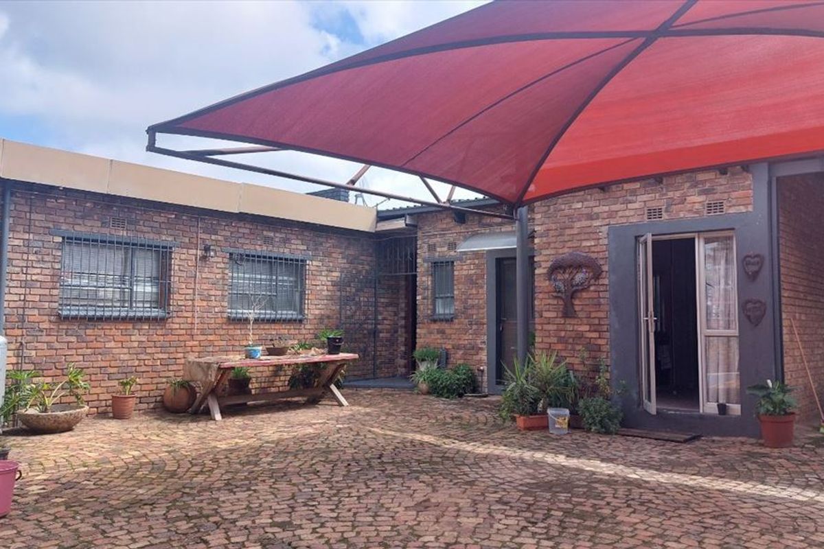 Luxurious Family Home with Exceptional Space - Photo 3