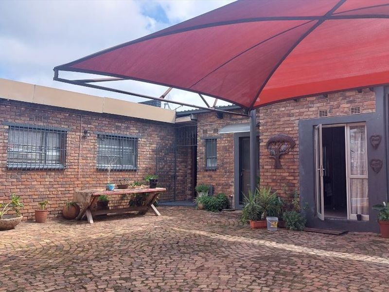 Luxurious Family Home with Exceptional Space - Photo 3