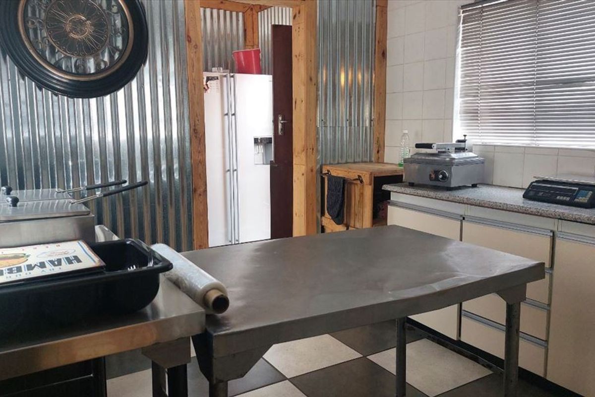 Luxurious Family Home with Exceptional Space - Photo 2