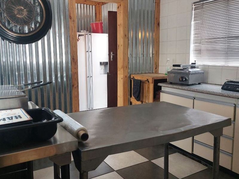 Luxurious Family Home with Exceptional Space - Photo 2