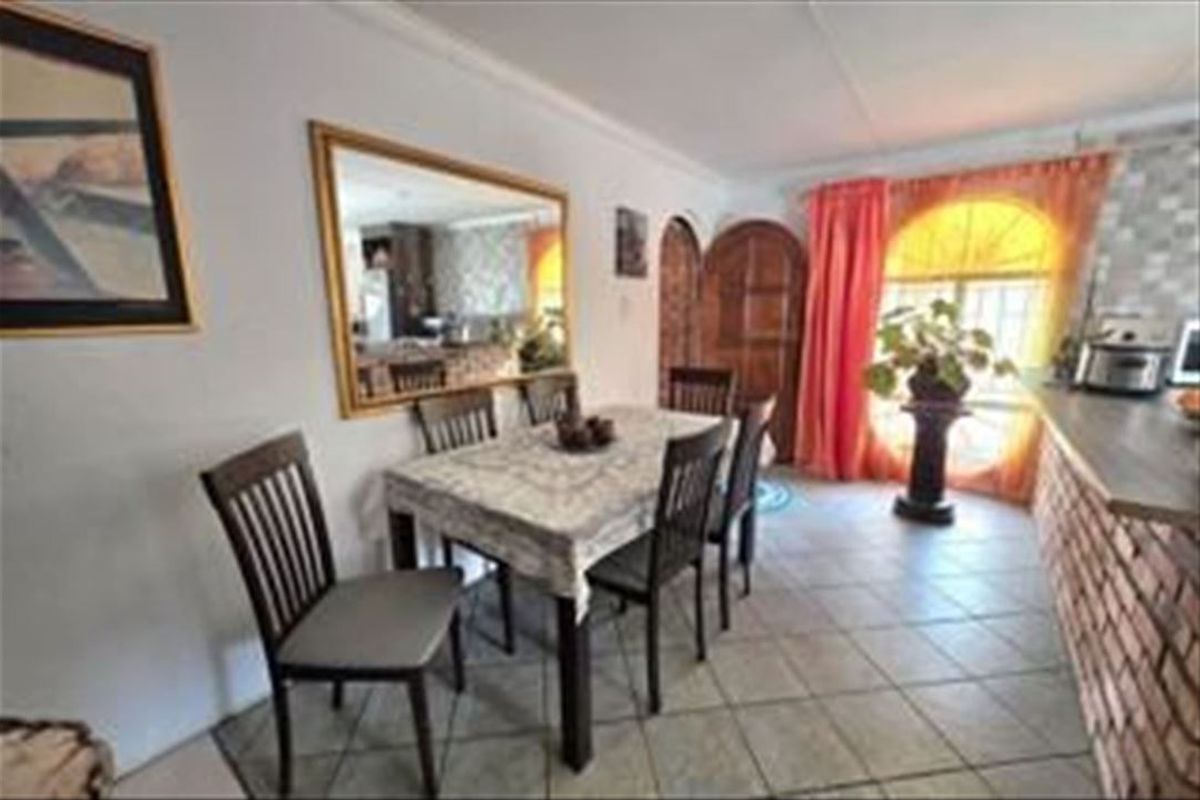 Comfortable Family Home with Functional Layout - Photo 3