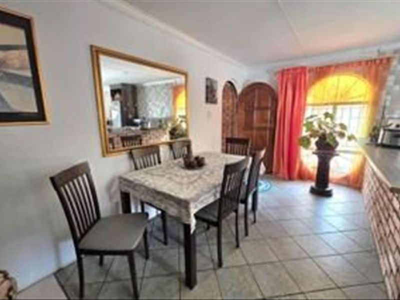 Comfortable Family Home with Functional Layout - Photo 3