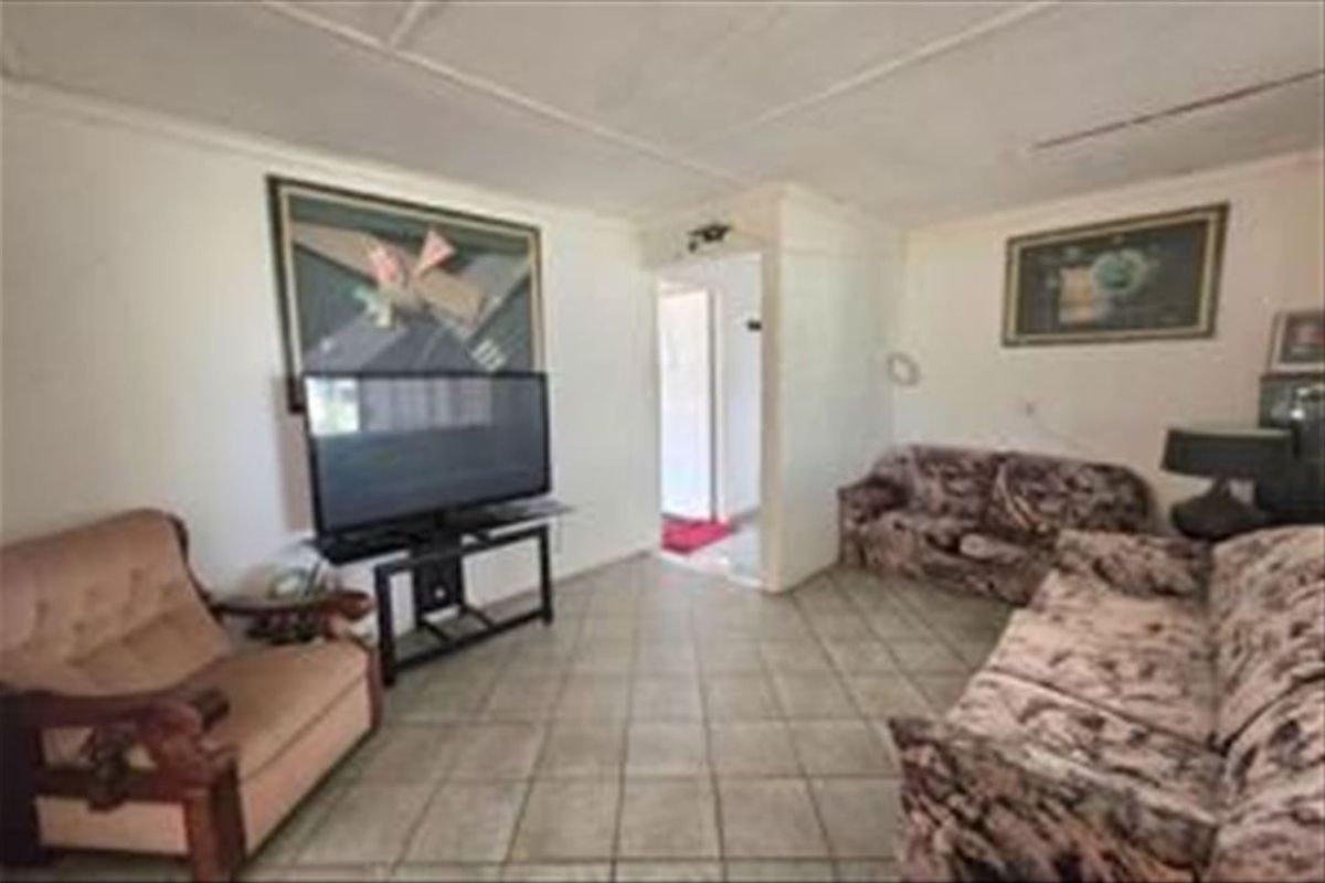 Comfortable Family Home with Functional Layout - Photo 2