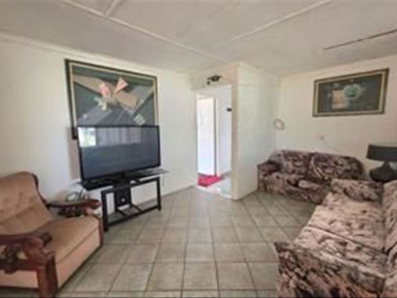 Comfortable Family Home with Functional Layout - Photo 2