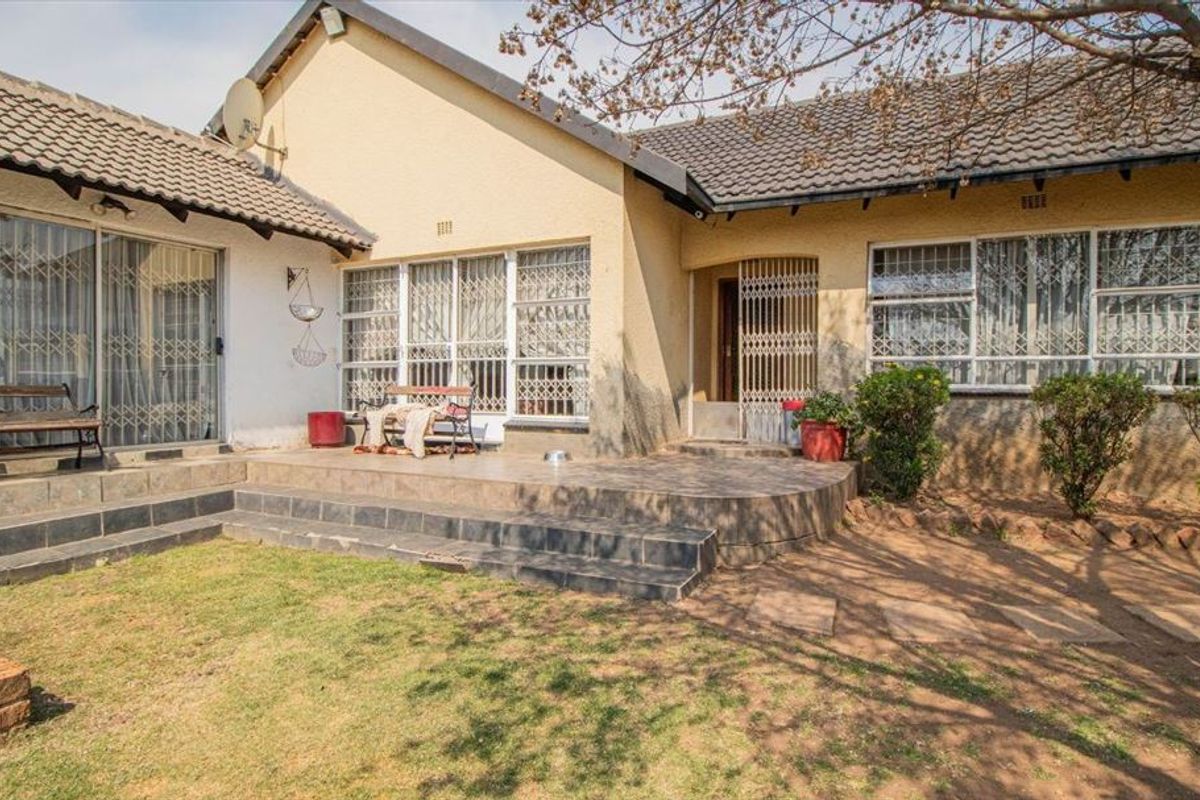 Spacious Family Home with Pool and Excellent Amenities - Photo 3