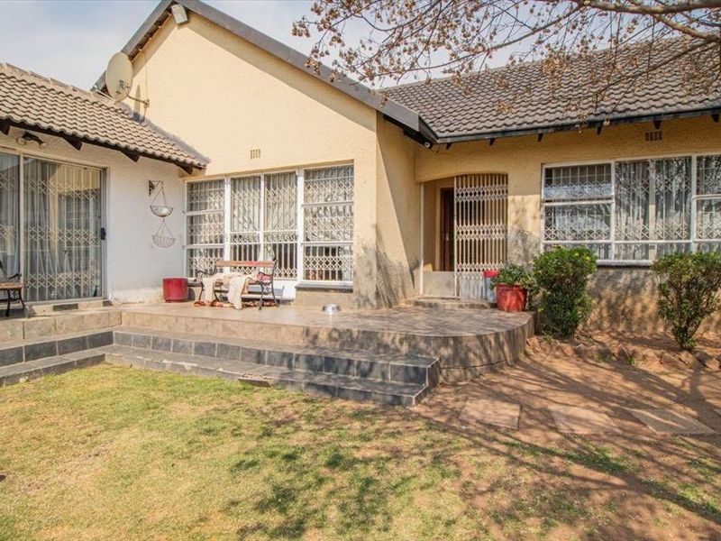 Spacious Family Home with Pool and Excellent Amenities - Photo 3