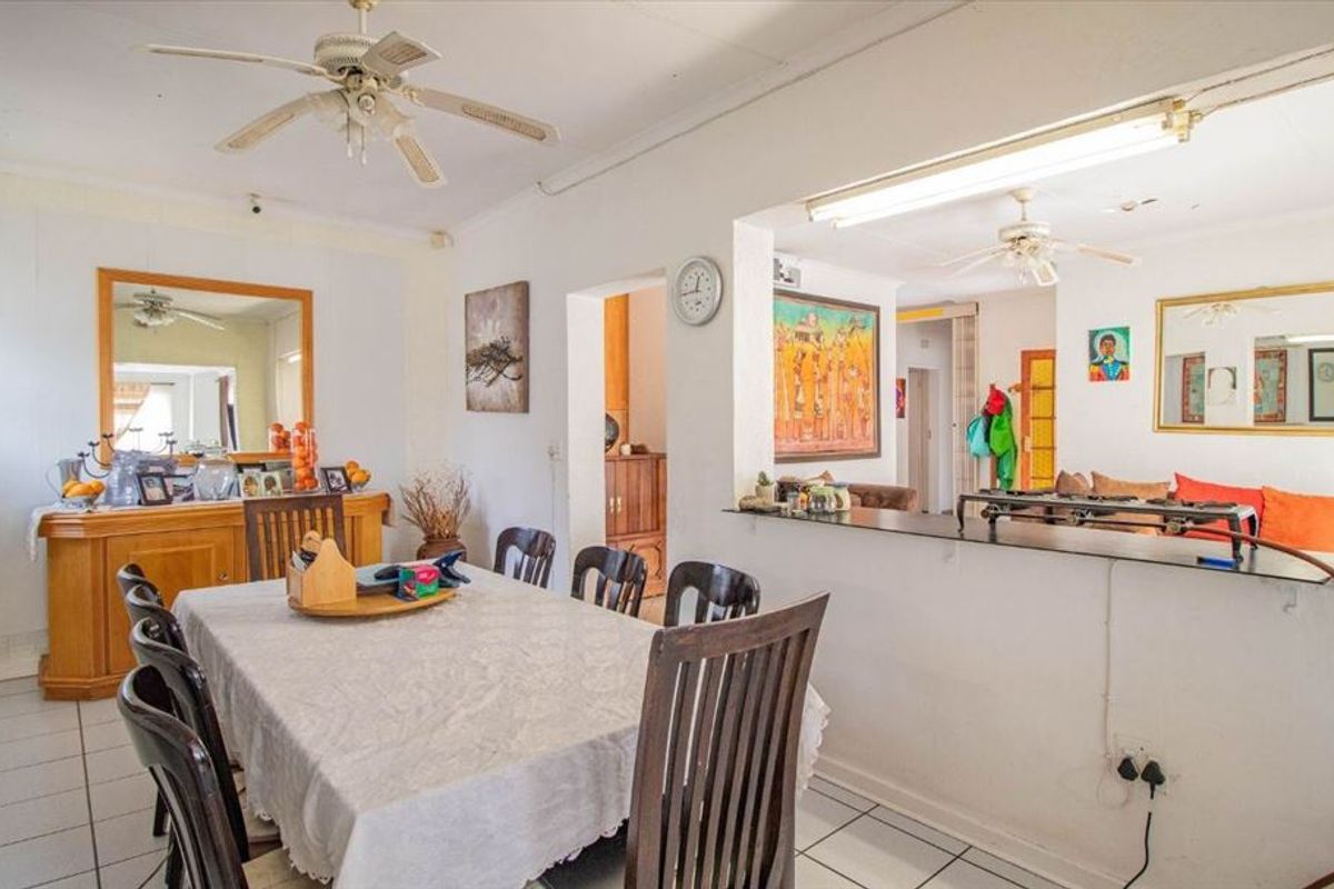 Spacious Family Home with Pool and Excellent Amenities - Photo 2