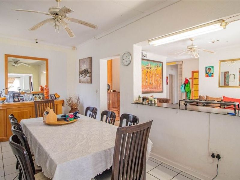 Spacious Family Home with Pool and Excellent Amenities - Photo 2