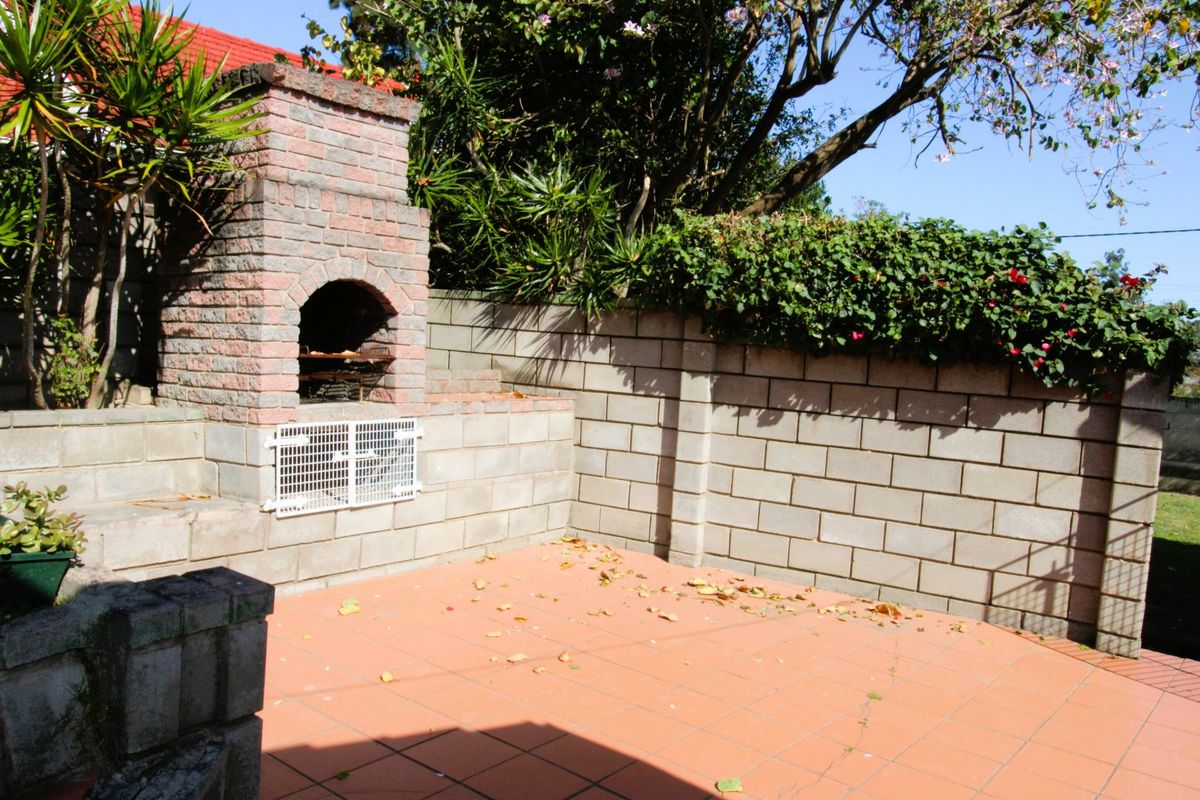 Spacious Family Home with Endless Potential - Photo 2