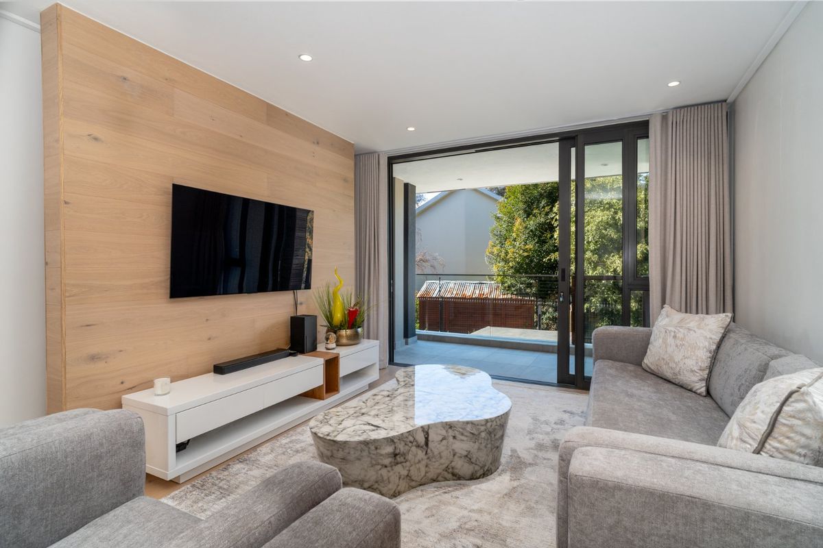 Step into the Streams - Trendy lock-up and go living in quaint Newlands Village - Photo 2