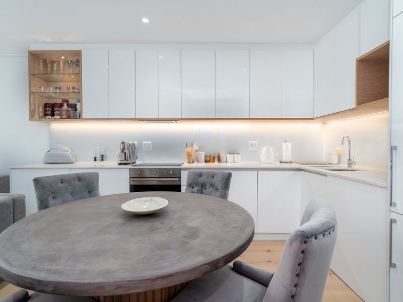 Step into the Streams - Trendy lock-up and go living in quaint Newlands Village - Photo 9