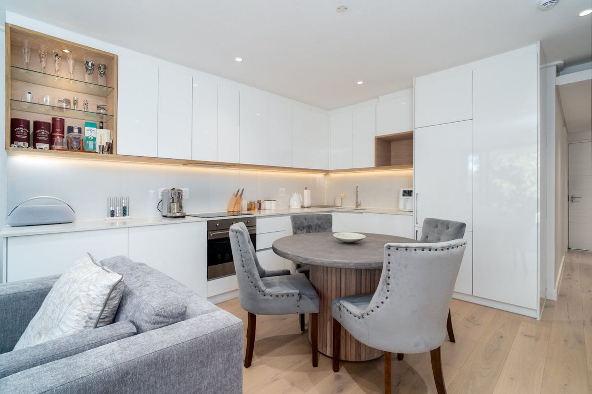 Step into the Streams - Trendy lock-up and go living in quaint Newlands Village - Photo 4