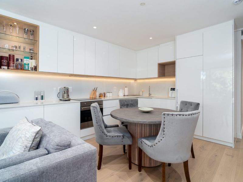 Step into the Streams - Trendy lock-up and go living in quaint Newlands Village - Photo 4