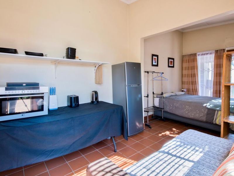 Spacious 3-Bedroom Home with Cottage, Pool & Entertainment Area on 1000sqm Double Stand - Photo 9