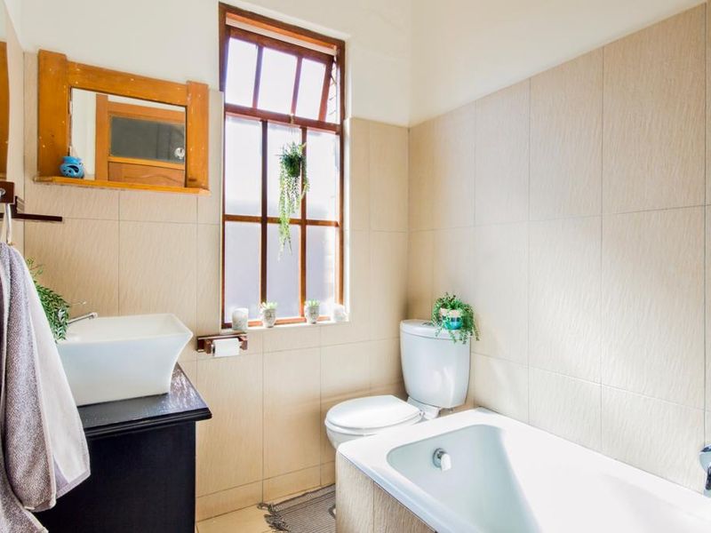 Spacious 3-Bedroom Home with Cottage, Pool & Entertainment Area on 1000sqm Double Stand - Photo 8