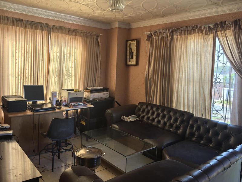 Lovely 3 bedroom family home - Photo 3