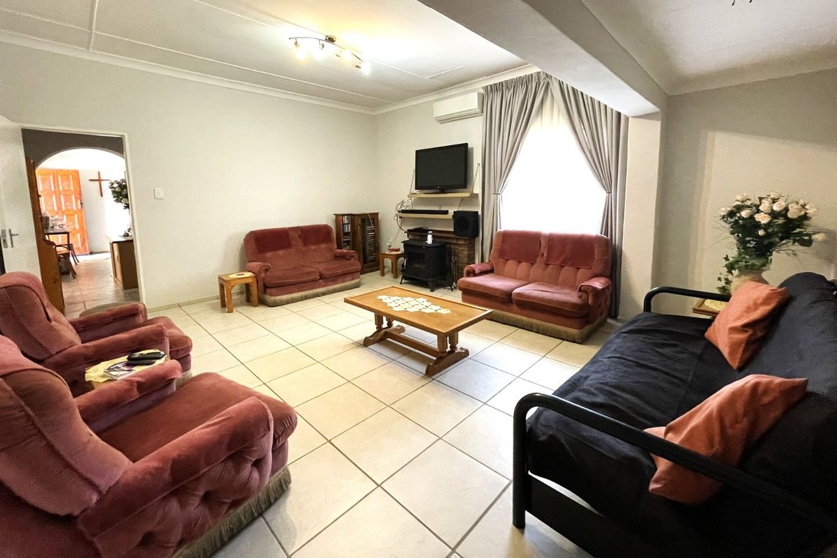 Massive Income Generator | Investor’s Dream – Main House + 4 Flatlets on large stand in Prime Location | R39k p/m Potential - Photo 5