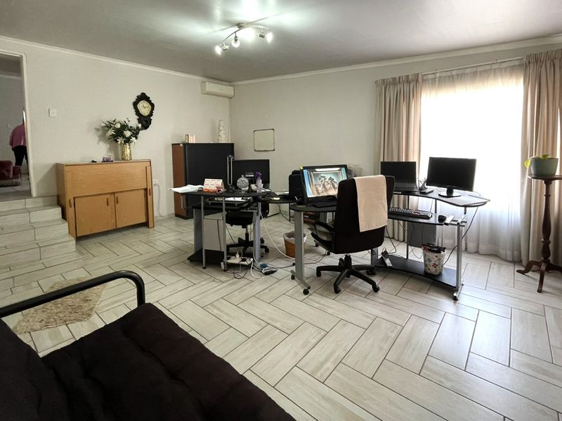 Massive Income Generator | Investor’s Dream – Main House + 4 Flatlets on large stand in Prime Location | R39k p/m Potential - Photo 10