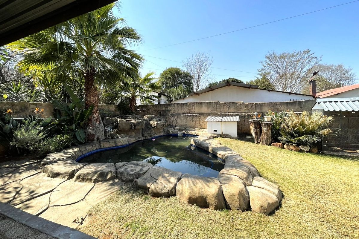 Massive Income Generator | Investor’s Dream – Main House + 4 Flatlets on large stand in Prime Location | R39k p/m Potential - Photo 3