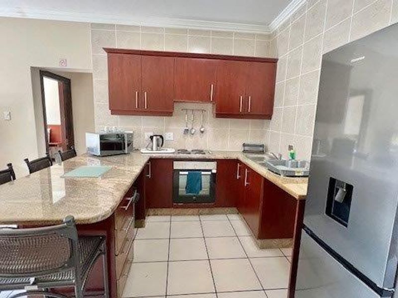 Ground-Floor 2-Bedroom Apartment in Secure Uvongo Complex - Photo 3