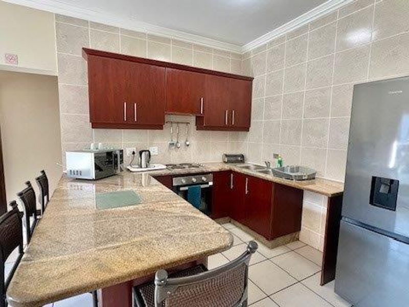 Ground-Floor 2-Bedroom Apartment in Secure Uvongo Complex - Photo 4