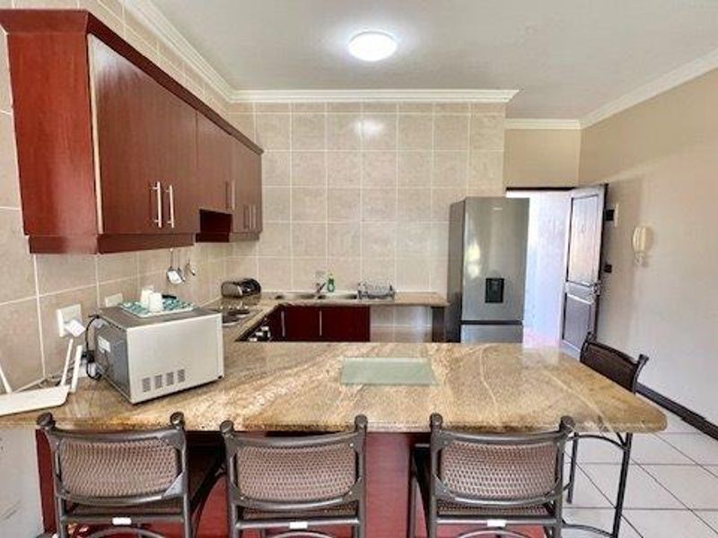 Ground-Floor 2-Bedroom Apartment in Secure Uvongo Complex - Photo 6