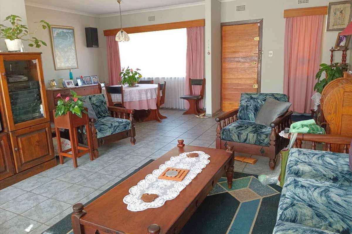 Spacious Family Home with Pool and Ample Parking - Photo 2