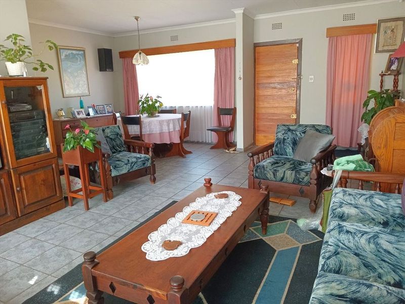 Spacious Family Home with Pool and Ample Parking - Photo 2