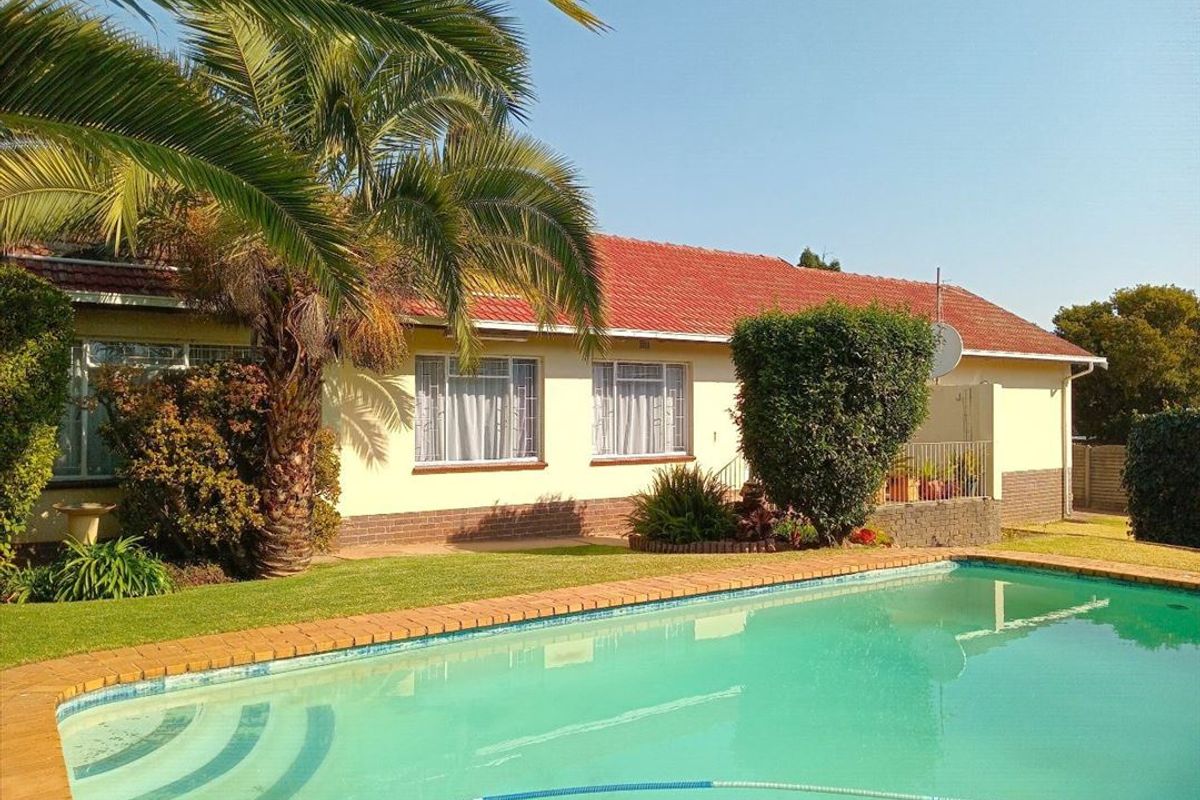 Spacious Family Home with Pool and Ample Parking - Photo 3