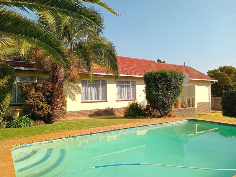 Spacious Family Home with Pool and Ample Parking - Photo 3