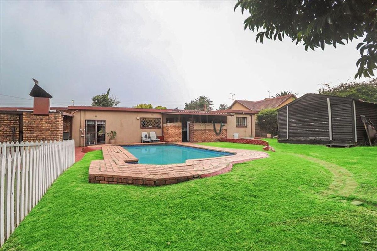 Charming Family Home with Versatile Living Spaces - Photo 3