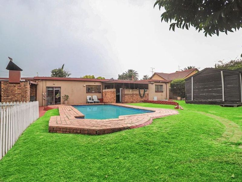 Charming Family Home with Versatile Living Spaces - Photo 3