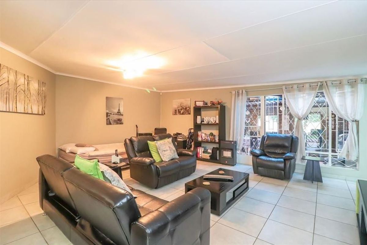 Charming Family Home with Versatile Living Spaces - Photo 2