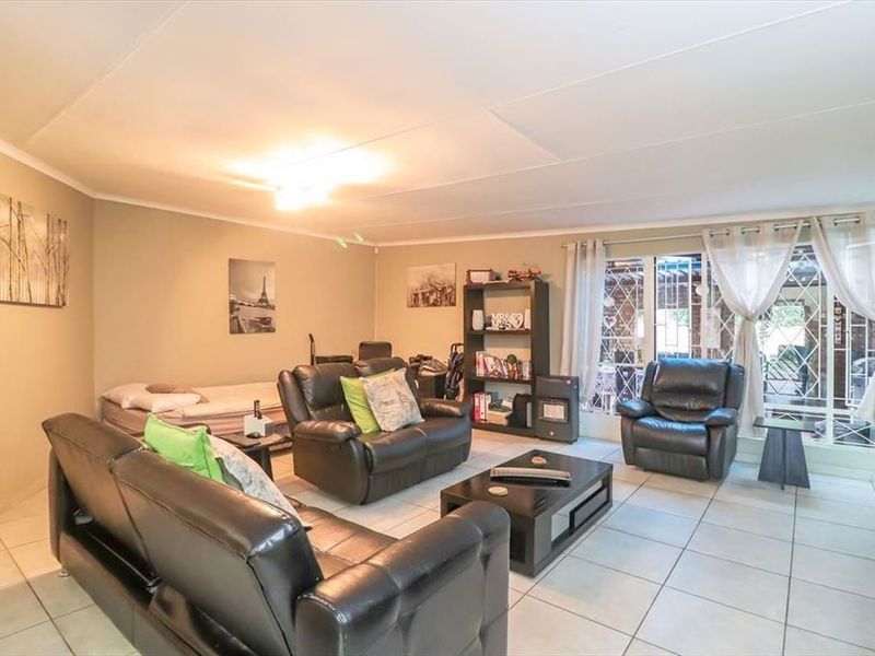 Charming Family Home with Versatile Living Spaces - Photo 2