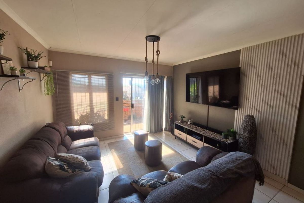 Cozy Starter Home in a Quiet Neighborhood - Photo 2