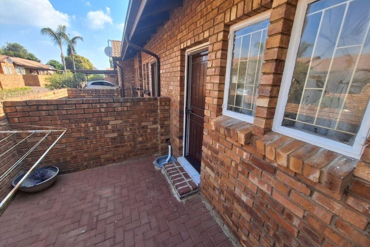 Cozy Starter Home in a Quiet Neighborhood - Photo 3